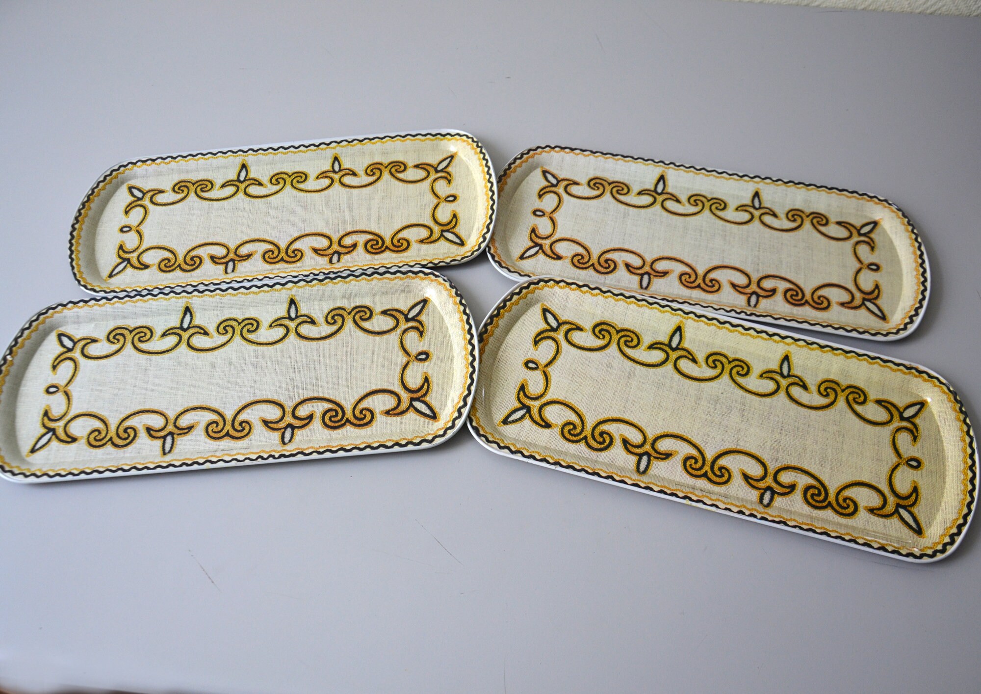 Lot de 4 Plateaux Service Vintage en Metal Massilly France