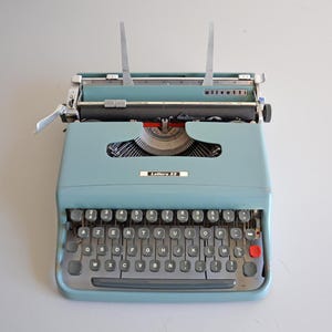 Vintage typewriter OLIVETTI Lettera 22  / Italian typewriter / in complete working condition