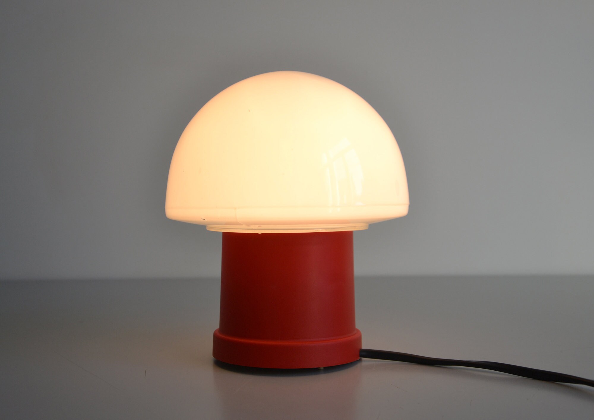 Lampe Vintage Champignon Massive Belgique/Lampe en Plastique Rouge et Verre Blanc Années 70