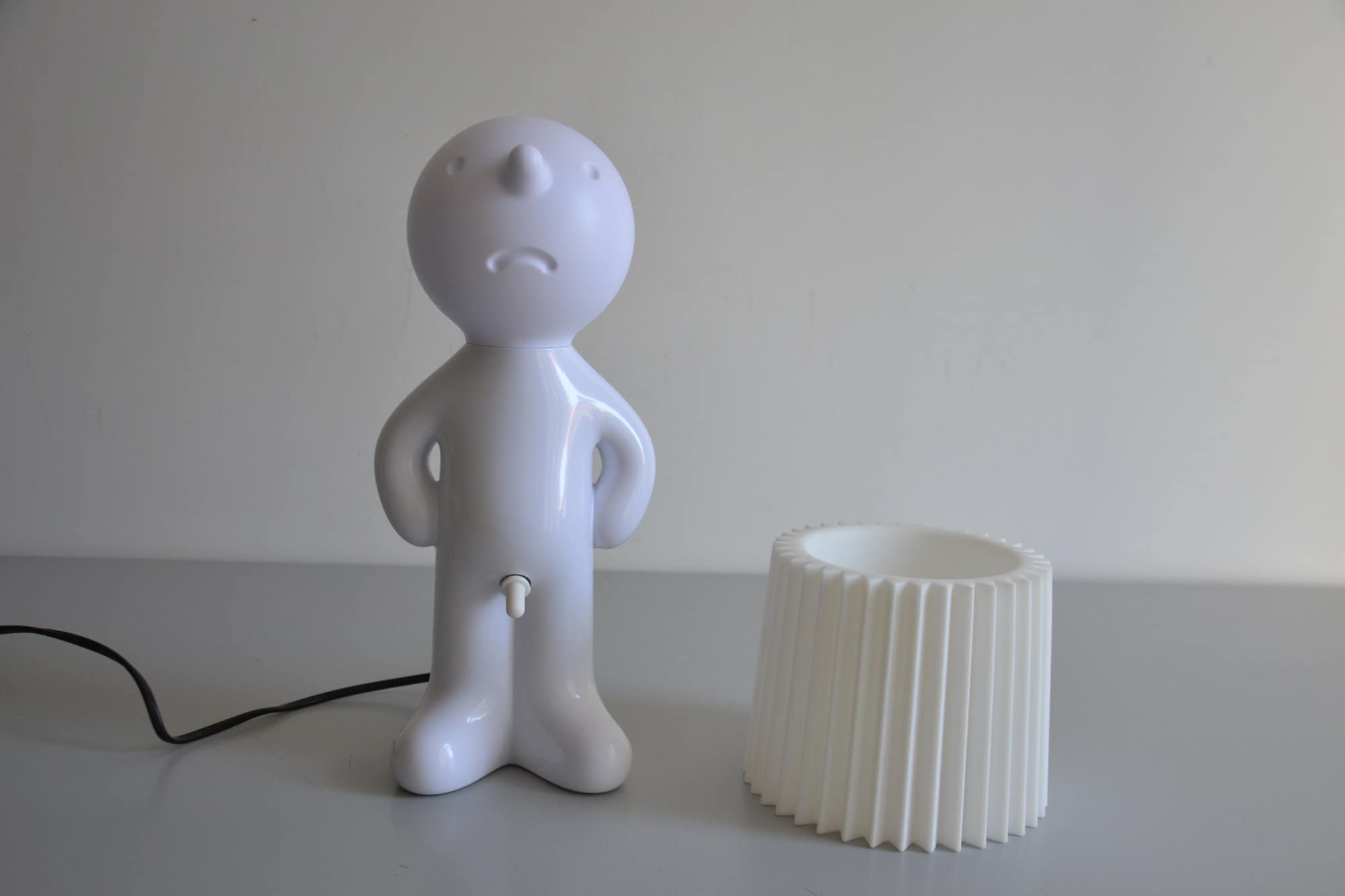 TABLE LAMP SHY MAN SHOW(Propaganda) Creative Little Shy Man