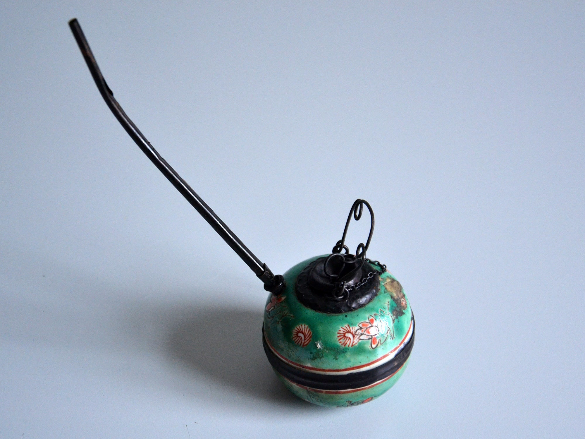 Pipe à eau chinoise ancienne en métal ciselé Chine 1900 - OVIRY
