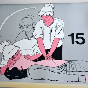Affiches pédagogiques vintage, planche sur le corps humain et les gestes de 1er secours, dessins Pop