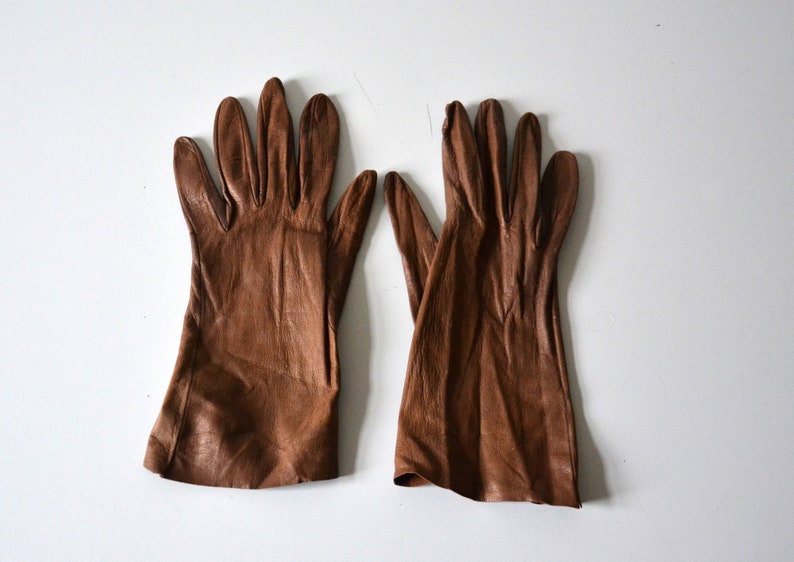 Pair of vintage womens leather gloves Pair of vintage womens leather gloves