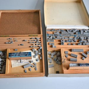 Lot de deux boites d’imprimerie Tiflex, caractères typographiques, tampons lettres vintage