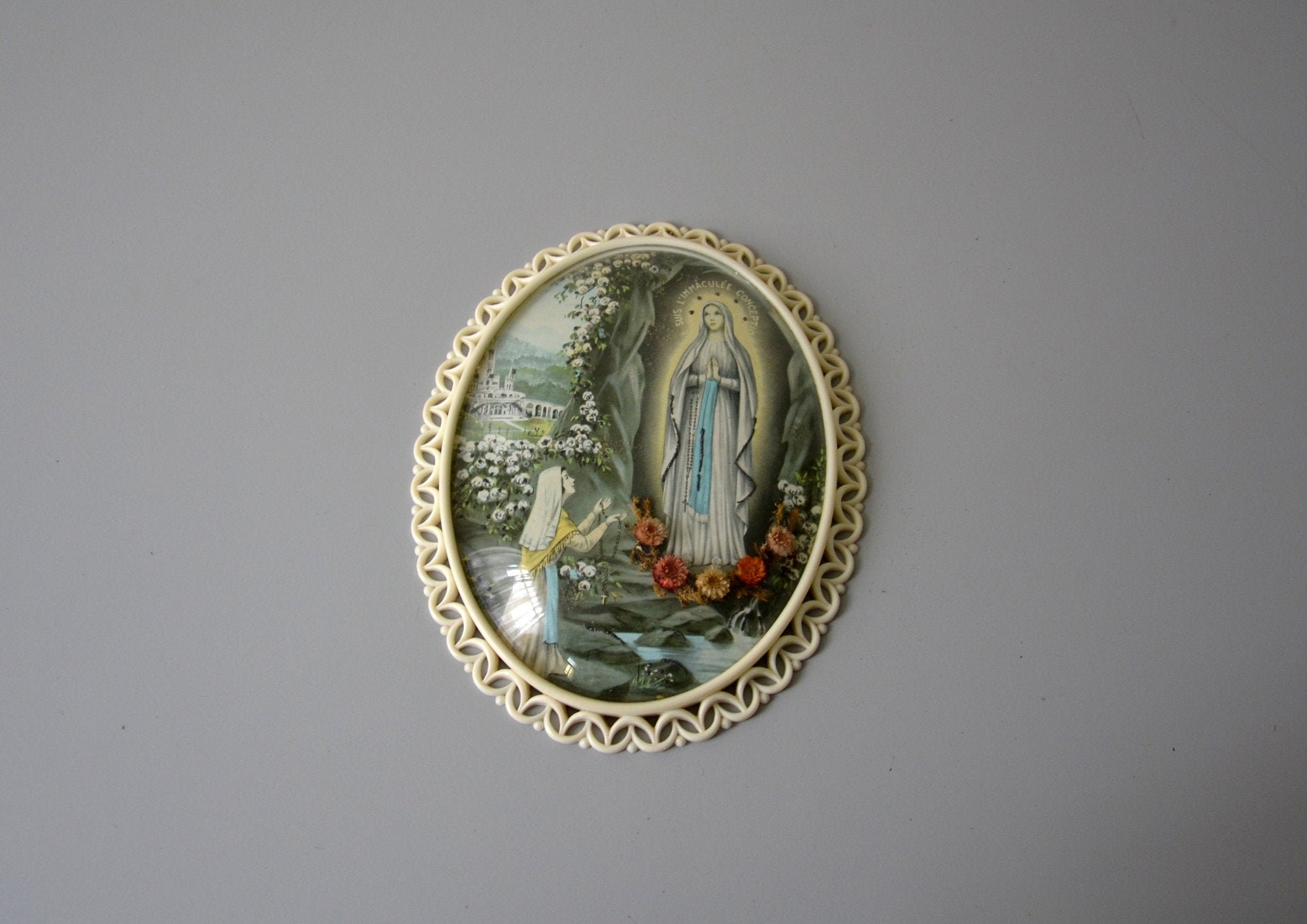 Médaillon Reliquaire Ex-Voto Vierge Marie Lourdes/Cadre en Verre Bombé Cabinet de Curiosités