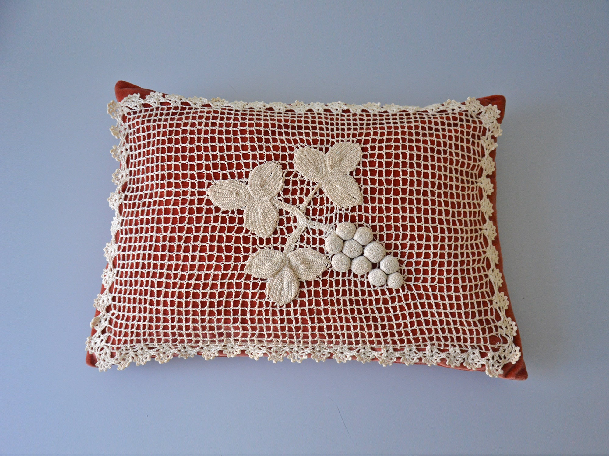 Grand Coussin Vintage en Crochet Motif Fruit/style Shabby Chic Décoration Intérieur Français Années 