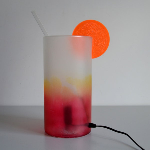 Lampe cocktail vintage, décor de bar, grand verre avec paille et et rondelle d'orange