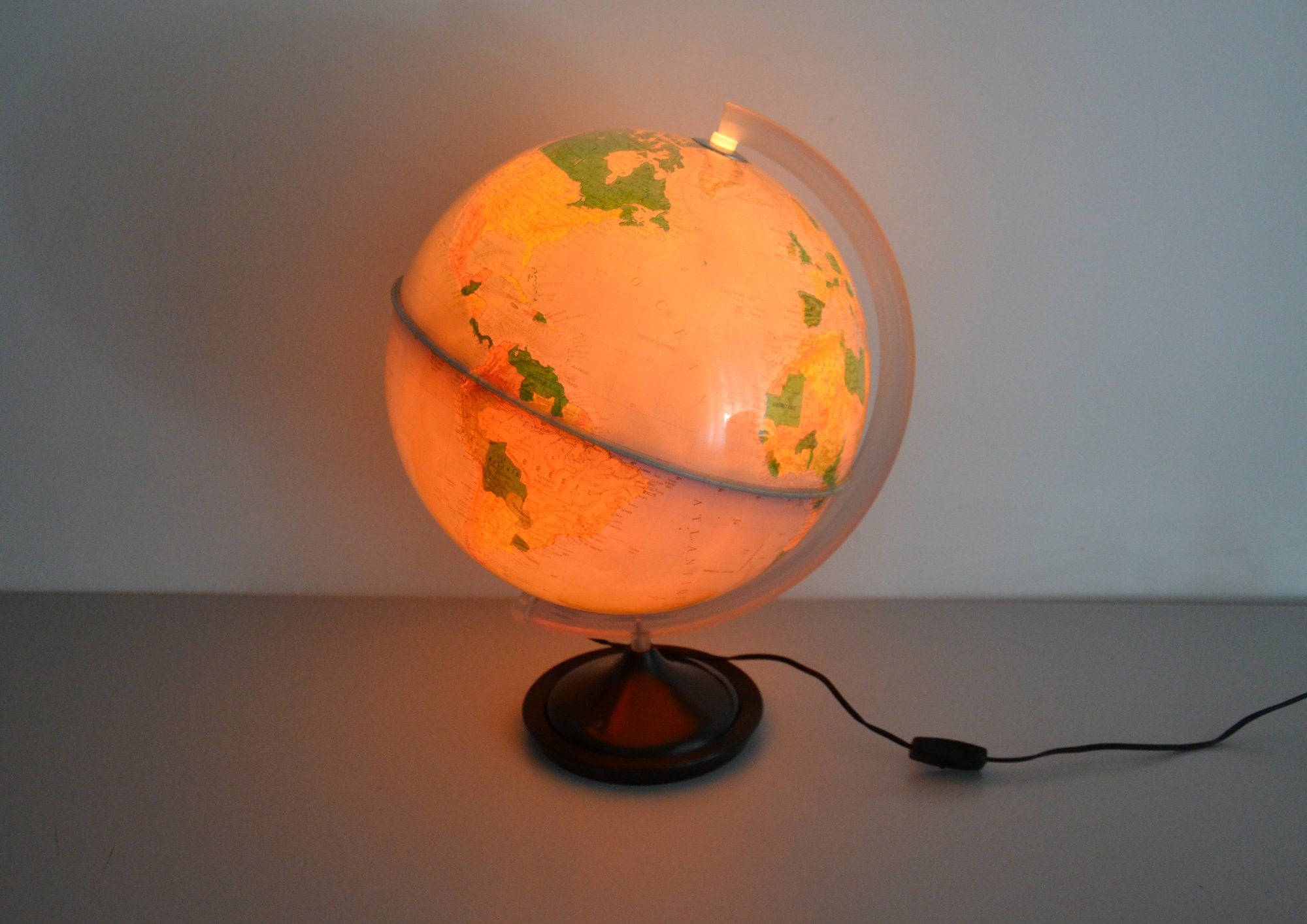 Originelle Globus Lampe - kabellose LED Leuchte mit Halterung