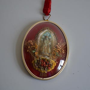 Reliquary medallion ex-voto Virgin and Child Our Lady dried flowers curved glass