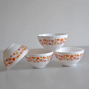 Vintage bowls Arcopal made in France, set of 4 soup bowls 70s flowers pattern SCABIA