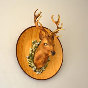 Testa di cervo vintage, trofeo di caccia in plastica