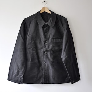 Peut inclure: Une veste noire à manches longues dotée d'un col classique, d'une fermeture boutonnée sur le devant, d'une poche poitrine et de deux poches plaquées inférieures. Le vêtement est confectionné dans un tissu structuré avec des poignets boutonnés.