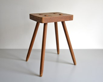 Ancien tabouret de ferme en bois, tabouret haut, décor rustique et authentique