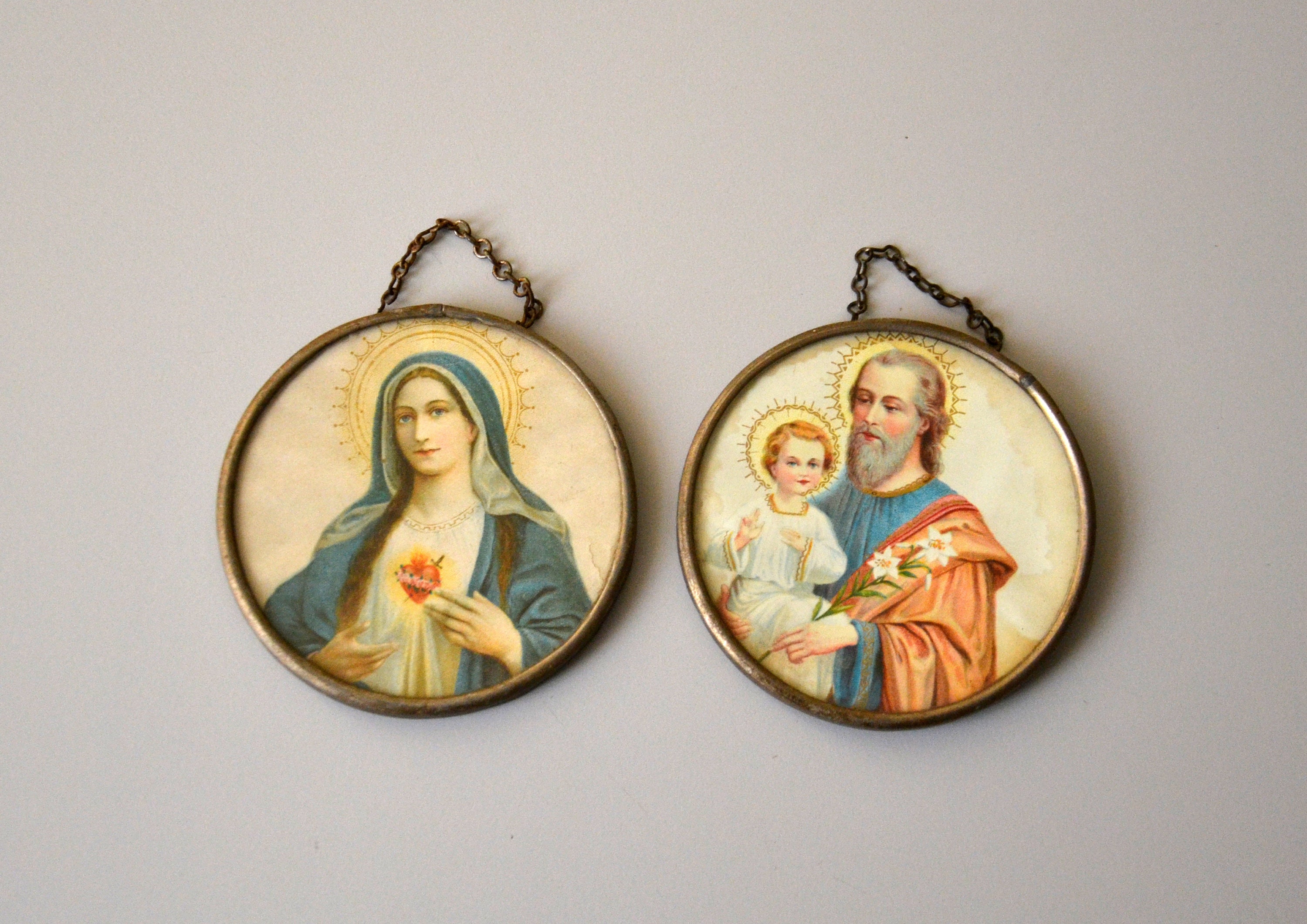 Paire de Médaillons Reliquaires Ex-Voto Vierge Marie, Dieu et Jesus