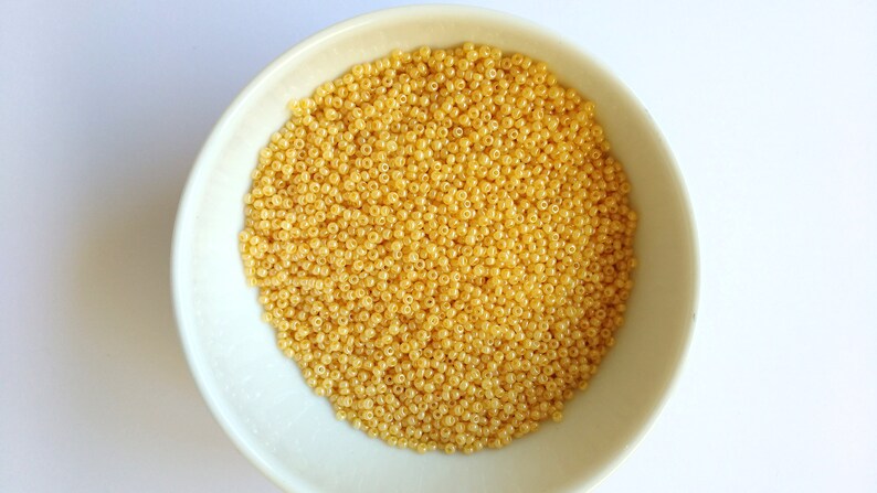 50g perles de rocailles en verre Orange Opaque environ 2mm taille 11//0