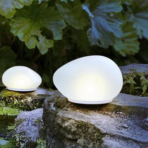 Könnte beinhalten: Eine weiße Keramik-Tasse mit schwarzem Henkel und dem Text "But First, Coffee" in fetter, schwarzer Schrift. Die Tasse steht vor einem neutralen Hintergrund, der ihr schlichtes Design hervorhebt.