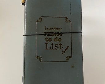 Caderno de couro com capa "Lista de Tarefas Importantes", caderno de desenho artesanal em papel reciclado, diário em estilo vintage.