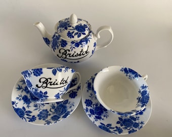 Servizio da tè in porcellana Bone China Betty, stile vintage, decorato a mano con rose blu Bristol, composto da 3 pezzi.
