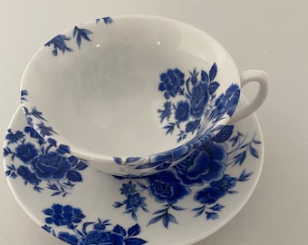 Tazza da tè e piattino in porcellana blu Bristol con rose, stile vintage, decorati a mano, blu e bianchi.