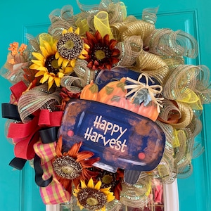 Corona de camión de granja de otoño, corona de otoño, corona de Acción de Gracias para la puerta de entrada, camión naranja con calabazas, cartel de Feliz cosecha