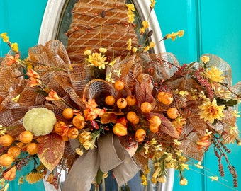 Rustikaler Vogelscheuchen-Hut-Kranz mit Deko-Netz, Samtkürbisen, Beeren und Herbstblumen – Autumn Harvest Home Decor