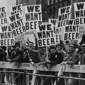 1932 QUEREMOS CERVEZA Protesta contra la Prohibición 18.ª Enmienda Póster retro en blanco y negro Arte de pared vintage Regalo Arte Surf to Summit Impresiones