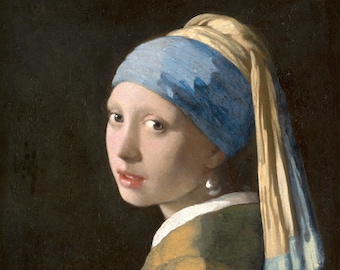 Puede incluir: Una joven con un pañuelo azul y blanco y un gran pendiente de perla. Lleva una chaqueta amarilla y marrón. La pintura es conocida como "La joven de la perla" de Johannes Vermeer.
