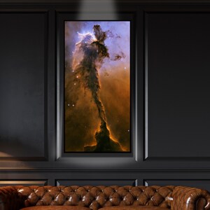 Könnte beinhalten: Ein braunes Chesterfield-Sofa aus Leder mit Knopfheftung steht vor einer schwarzen Wand mit einem gerahmten Bild eines Nebels. Ein schwarzer Couchtisch mit Glasplatte steht vor dem Sofa.