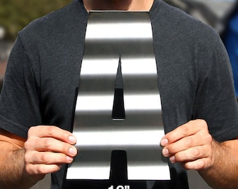 Letras altas de metal corrugado reciclado de la A a la Z y números del 0 al 9, decoración personalizada con monograma, letras rústicas de hojalata en varios tamaños.