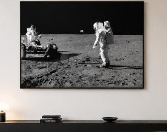 Golf auf dem Mond Poster, Golf Fotografie Kunstdruck, Schwarzweiß Kunst Poster, Vintage Car Wanddeko, Sports Bar Golf Geschenk, NASA Golf Art