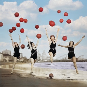 Vintage DANSEN met BALLONNEN Print Vintage Beach Photo, Dansen op het strand, Strand Foto Ingekleurde Muur Art Decor Unieke Gift Poster