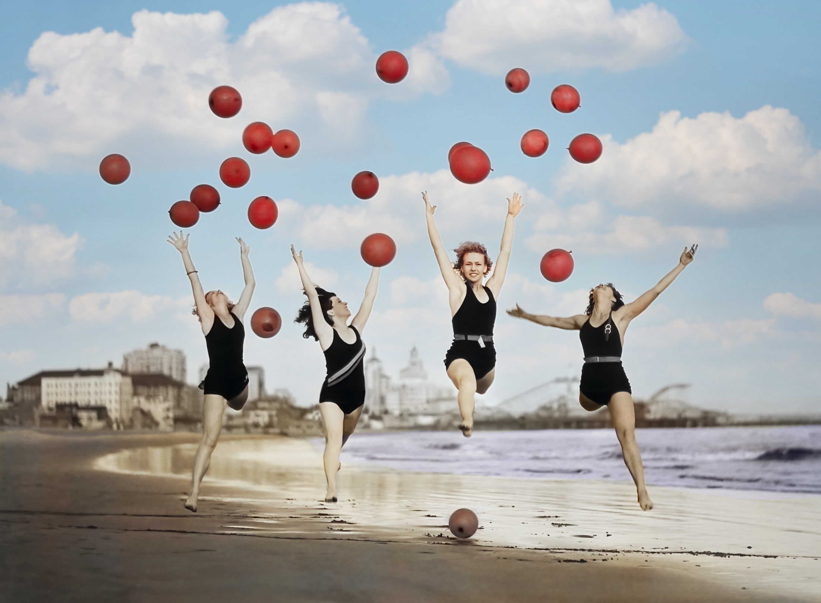Vintage DANSEN met BALLONNEN Print Vintage Beach Photo, Dansen op het  strand, Strand Foto Ingekleurde Muur Art Decor Unieke Gift Poster, image size:2722x2000