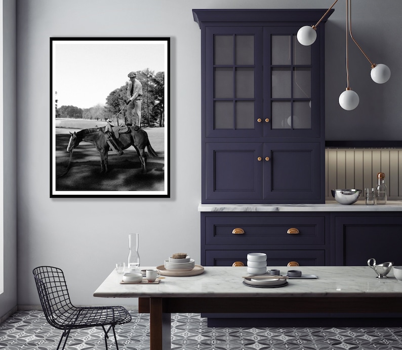 Vintage GOLF-affisch, utslagning från en häst, hästcaddy-golffotografi, svartvit konst, vintage golfare för sportbar, golfväggkonst bild 1
