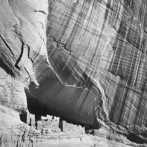 White House Ruin CANYON de CHELLY por Ansel Adams National Monument Arizona- 1941 Cartel blanco y negro Wall Art Housewarming Landscape Art