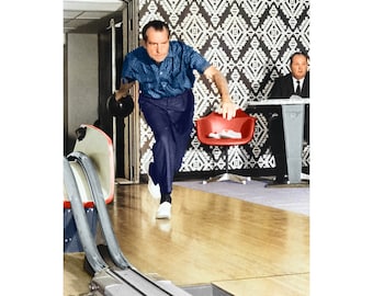 Richard Nixon Bowling Colorized Print Poster, Nixon Bowling Big Lebowski White House Bowling Ally Poster Vintage Poster presidenziale Art