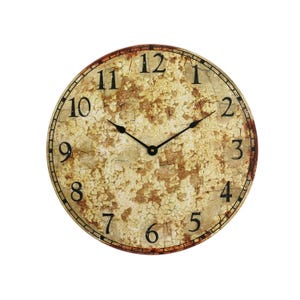 Puede incluir: Un reloj redondo de estilo antiguo con n&uacute;meros romanos negros sobre una esfera de color crema desgastada. El reloj tiene agujas negras y un anillo exterior marr&oacute;n.