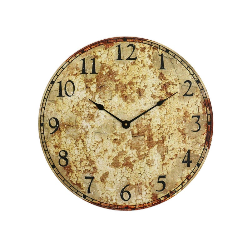Puede incluir: Un reloj redondo de estilo antiguo con n&uacute;meros romanos negros sobre una esfera de color crema desgastada. El reloj tiene agujas negras y un anillo exterior marr&oacute;n.