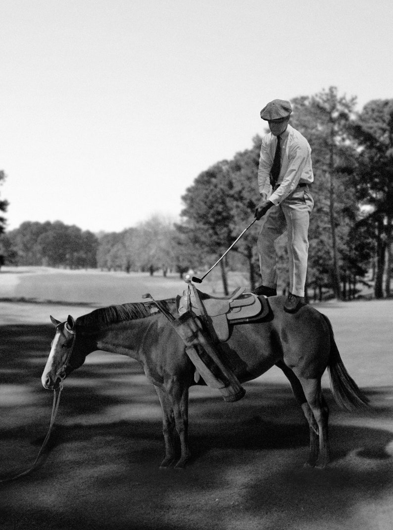 Vintage GOLF-affisch, utslagning från en häst, hästcaddy-golffotografi, svartvit konst, vintage golfare för sportbar, golfväggkonst bild 3