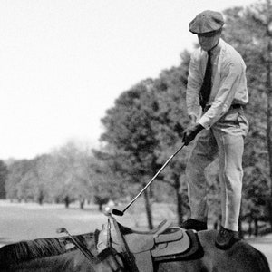 Vintage GOLF-affisch, utslagning från en häst, hästcaddy-golffotografi, svartvit konst, vintage golfare för sportbar, golfväggkonst bild 4