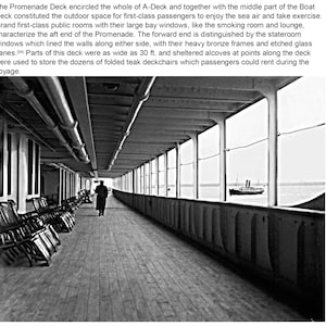 Op de afbeelding: Een zwart-witfoto van een lange, smalle gang op een schip. De gang is aan de ene kant bekleed met houten stoelen en aan de andere kant met ramen. Een persoon loopt door de gang. De foto is gemaakt vanaf het einde van de gang, met uitzicht op de voorkant van het schip.