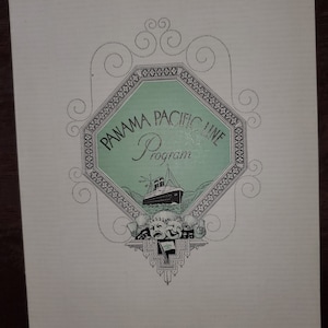 Könnte beinhalten: Ein Vintage-Programm für die Panama Pacific Line, mit einem grünen Achteck, auf dem der Firmenname und eine Schiffsdarstellung zu sehen sind. Das Programm ist von dekorativen Schnörkeln umgeben.