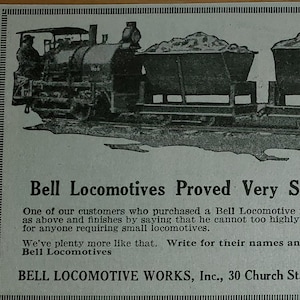 Könnte beinhalten: Schwarzweißbild einer kleinen Dampflokomotive, die zwei mit Kohle gefüllte Güterwagen zieht. Der Text lautet "Bell Locomotives Proved Very Satisfactory" und "BELL LOCOMOTIVE WORKS, Inc., 30 Church St., New York City".