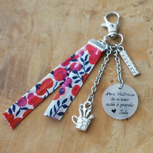 Porte-clé maîtresse personnalisé – Liberty rouge – "Merci de m'avoir aidé à grandir" + prénom – Cadeau fin d’année scolaire nounou atsem avs