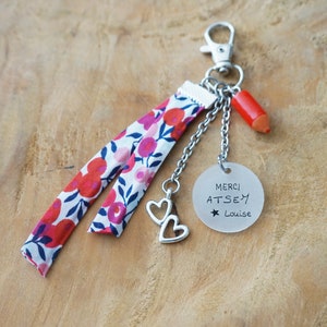 Porte-clé "Merci ATSEM + prénom" personnalisé • Liberty rouge • cœur & crayon • Cadeau fin d’année scolaire maternelle educatrice