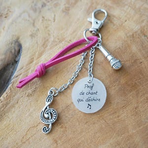 Porte-clé "Prof de chant qui déchire" • Cadeau fin d’année scolaire • micro & clé de sol • Rose • Idée cadeau professeur musique