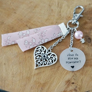 Porte-clé Veux-tu être ma marraine ? – Annonce Marraine Fille – Tissu Rose Pastel & Médaille Gravée