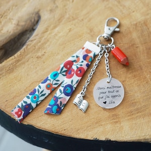 Porte-clé liberty maîtresse personnalisé – "Merci maîtresse pour tout ce que j’ai appris" + prénom – Cadeau fin d’année – Crayon & livre