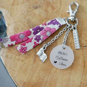 Porte-clé maîtresse personnalisé – "Merci maîtresse" + prénom – Cadeau fin d’année – Pendentifs livre & règle - Liberty