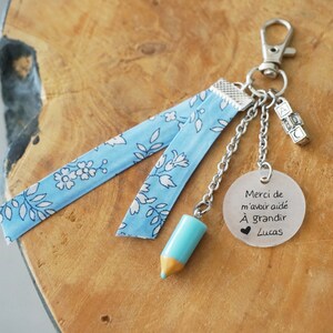 Porte-clé "Merci de m'avoir aidé à grandir" + prénom – Cadeau fin d’année – maîtresse personnalisé – Liberty bleu