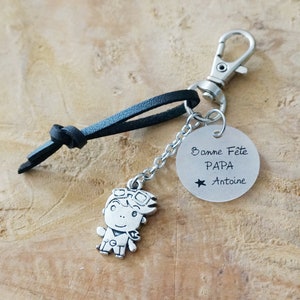 Porte-clé personnalisé "Bonne fête Papa" – Avec prénom gravé et pendentif petit garçon – Cadeau fête des pères – Cordon au choix